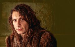 Summer Minerva has light skin, wavy shoulder-length brown hair and hazel eyes. She wears a fur coat and a slight pink lipstick.